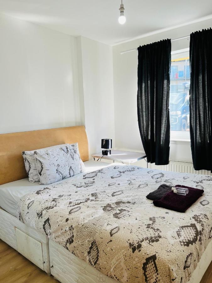 Fabulous 1Bed 1Bath Ground Floor Shared Accommodation ,Only Double Room EDI Exteriér fotografie