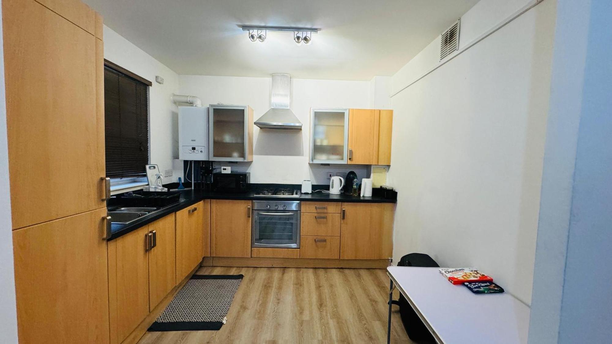 Fabulous 1Bed 1Bath Ground Floor Shared Accommodation ,Only Double Room EDI Exteriér fotografie
